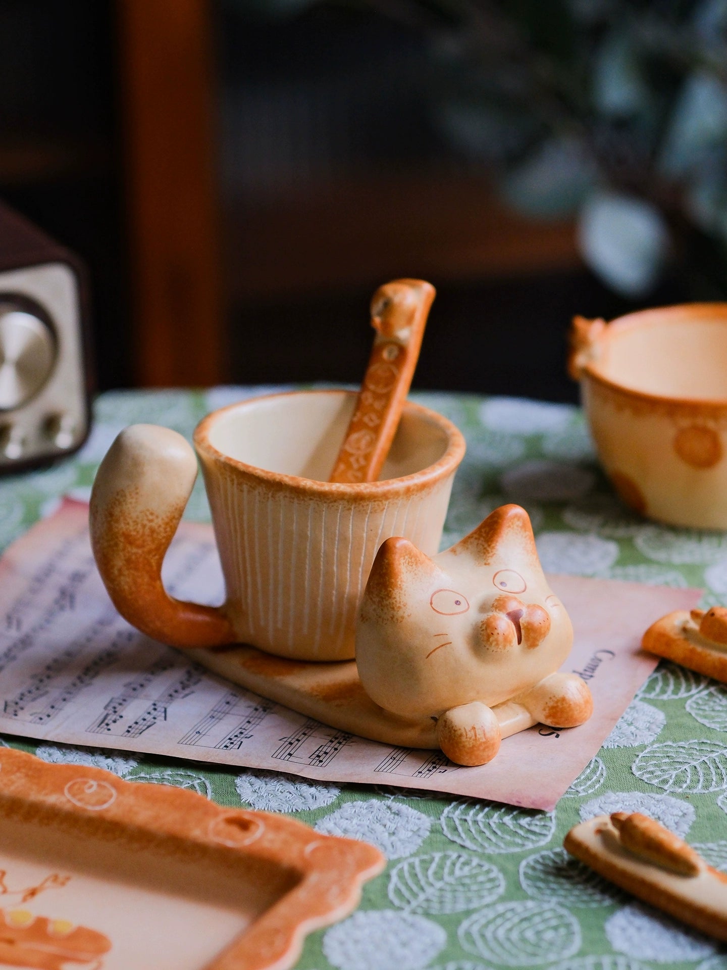 🐱 Handmade Vintage Ceramic Cat Mug Set 🐾 – Retro Artisan Coffee Cup with Cat-Tail Handle & Matching Tray